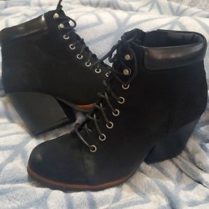 Korks lace and zip boots